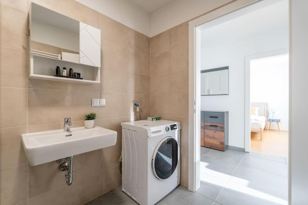 Hm • Sleek 1Br Home With Balcony Wien Exterior foto