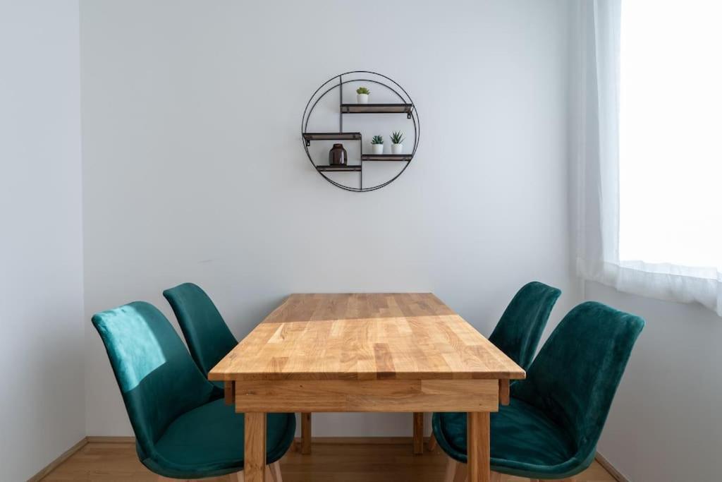 Hm • Sleek 1Br Home With Balcony Wien Exterior foto