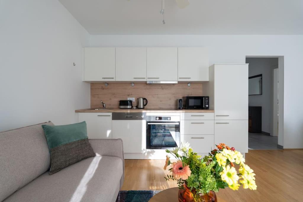Hm • Sleek 1Br Home With Balcony Wien Exterior foto