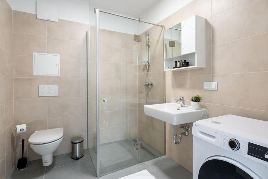 Hm • Sleek 1Br Home With Balcony Wien Exterior foto