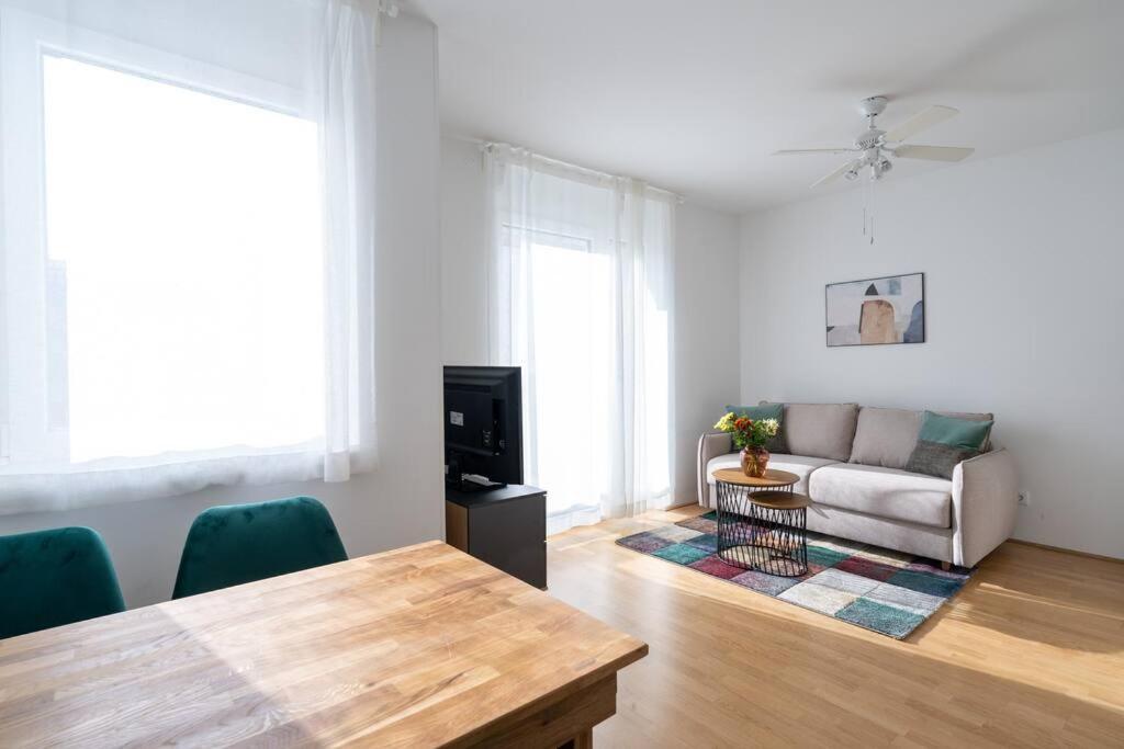 Hm • Sleek 1Br Home With Balcony Wien Exterior foto
