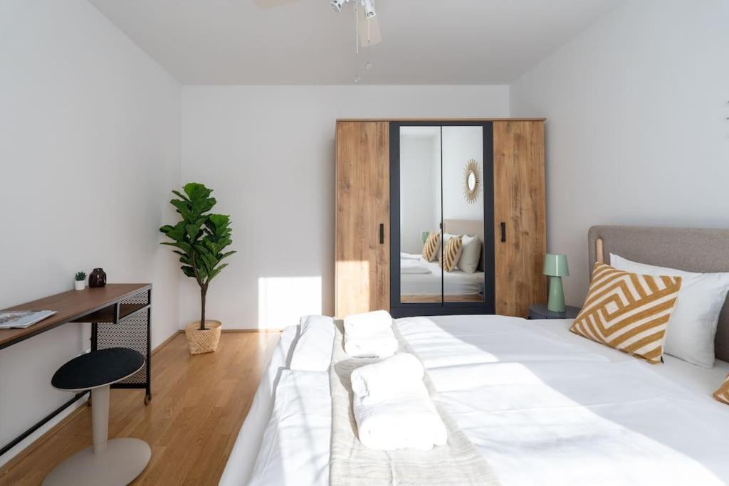 Hm • Sleek 1Br Home With Balcony Wien Exterior foto