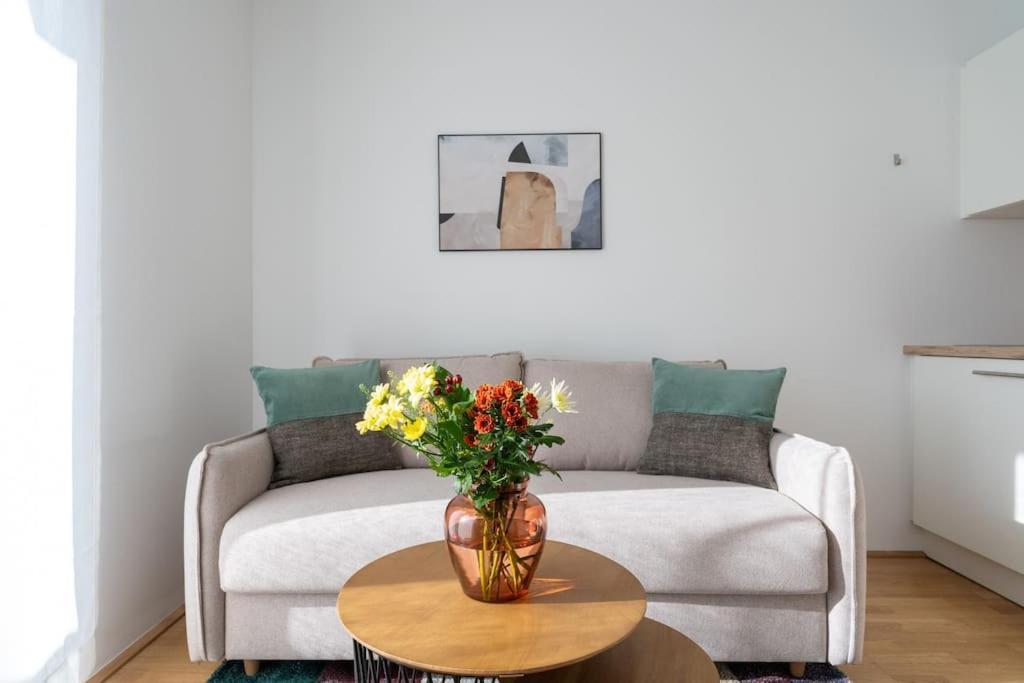 Hm • Sleek 1Br Home With Balcony Wien Exterior foto